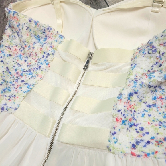 GORGEOUS Guess Dress Size 6 - Picture 3 of 6